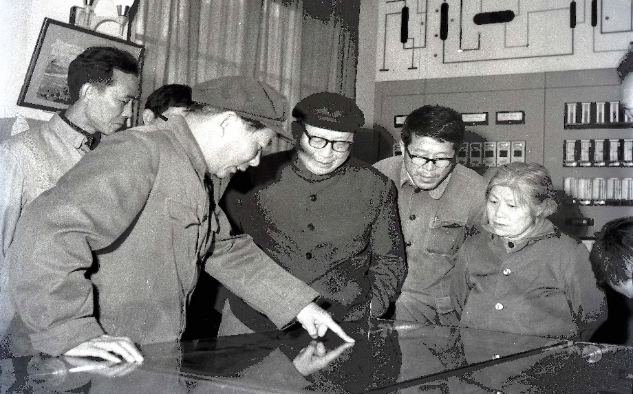 1錢偉長(zhǎng)院士作為高級(jí)顧問駐廠指導(dǎo)航天軍工產(chǎn)品發(fā)展.jpg